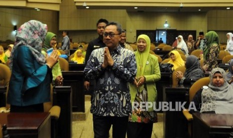 Ketua MPR RI Zulkifli Hasan dan Ketua Presidium Badan Musyawarah Organisasi Islam Wanita Indonesia (BMOIWI) Azizah (dari kedua kiri) menghadiri pembukaan Musyawarah Nasional BMOIWI di Kompleks Parlemen, Senayan, Jakarta, Jumat (27/4).