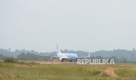 Mendarat Pertama Kali. Pesawat Kepresidenan Republik Indonesia mendarat pertama kali di Bandara APT Pranoto, Samarinda, Kalimantan Timur, Kamis (25/10).