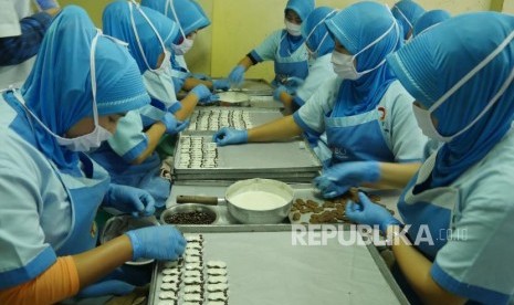 ilustrasi. Para karyawan membuat kue kering di pabrik kue kering Ina Cookies, di Jalan Bojongkoneng, Kota Bandung, Kamis (7/6).