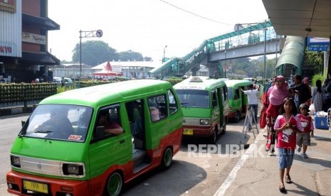 Sejumlah angkutan kota (angkot) menunggu penumpang di depan Stasiun Bogor, Kota Bogor, Jawa Barat, Ahad (13/5).