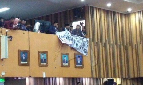 Mahasiswa Interupsi Pelantikan Anggota DPRD Kota Bandung