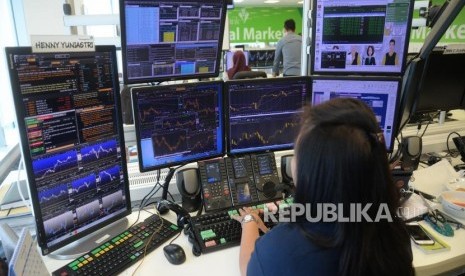 Rupiah Melemah di Akhir Pekan. Pialang mengamati pergerakan nilai tukar Rupiah di Global market PermataBank, Jakarta, Jumat (13/7).