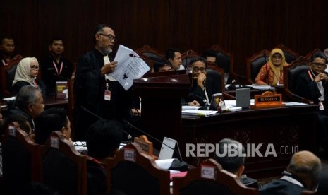 Kuasa Hukum Calon Presiden dan Wakil Presiden nomor urut 02 selaku pemohon Bambang Widjojanto saat memaparkan bukti kecurangan Pemilihan Presiden 2019 (Pilpres 2019) pada sidang perdana Perselisihan Hasil Pemilihan Umum (PHPU) Pilpres 2019 di Gedung Mahkamah Konstitusi, Jakarta, Jumat (14/6).