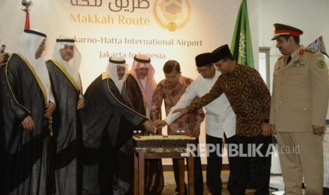 Wakil Presiden Jusuf Kalla (keempat kanan) bersama Duta Besar Arab Saudi untuk Indonesia Esam A Abid Althagafi (keempat kiri) didampingi Menteri Agama Lukman Hakim Saifuddin (ketiga kanan) dan Gubernur DKI Jakarta Anies Baswedan (kedua kanan) memotong kue sebagai tanda pelepasan jamaah haji Indonesia asal DKI Jakarta di Bandara Internasional Soekarno Hatta, Tangerang, Ahad (7/7).