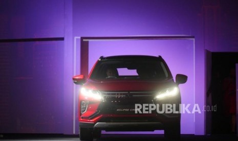 Mobil Mitsubishi Eclipse Cross ditampilkan saat perkenalan produk baru di Jakarta, Selasa (9/7).