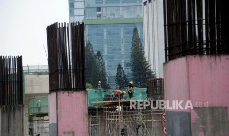 Pekerja menyelesaikan pembangunan Light Rail Transit (LRT) Jabodebek di Kawasan Jalan Rasuna Said, Kuningan, Jakarta, Ahad (21/10).