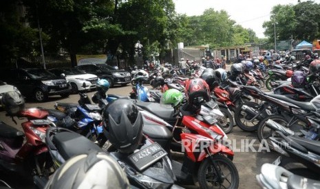 Parkir Bersama Jamaah Natal. Kendaraan parkir di halaman Masjid Istiqlal, Jakarta, Selasa (25/12).