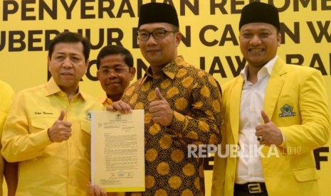 Ketua Umum Partai Golkar Setya Novanto diampingi Sekjen Golkar Idrus Marham meberikan surat rekomendasi kepada Walikota Bandung Ridwan Kamil dan Politikus Golkar Daniel Mutaqien Syafiuddin pada acara penyerahan rekomendasi Calon Gubernur dan Wakil Gubernur Provinsi Jawa Barat di DPP Partai Golkar, Jakarta, Kamis (9/11).