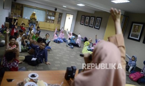 Sejumlah anak-anak melaksanakan kegiatan Fun Science di Kantor Republika, Jakarta, Sabtu (20/7).