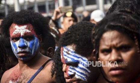 Massa yang tergabung dalam Mahasiswa Papua melakukan aksi solidaritas di Jalan Asia Afrika, Kota Bandung, Selasa (27/8).