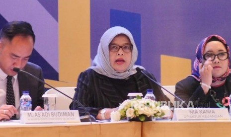 Direktur Keuangan PT Bank Pembangunan Daerah Jawa Barat dan Banten Tak (BJB) Nia Kania memaparkan kinerja perusahaan pada acara Analyst Meeting Q3-2018 di Jakarta, Kamis (25/10).