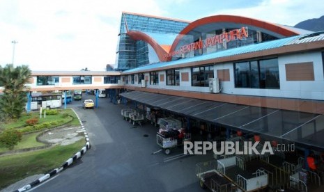 Bandara Sentani Jayapura, Papua, Rabu (15/11). Pemerintah Kabupaten Jayapura bersama Dinas Perhubungan dan pihak otoritas bandara Sentani Jayapura berupaya mengembangkan bandara Sentani menjadi Banda Internasional.