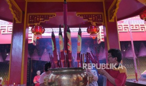 Umat yang merayakan hari raya Imlek nampak melakukan ibadah di Vihara Dharma Jaya Toasebio, di bilangan petak 9, Jakarta, Selasa (5/2).