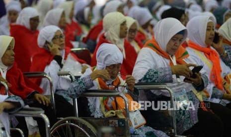 Jamaah calon haji kloter 56 mengantre untuk melakukan proses adminsitrasi saat tiba di Asrama Haji Pondok Gede, Jakarta, Rabu (31/7).