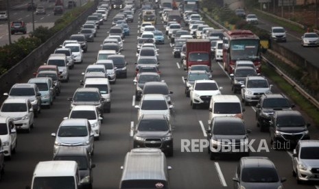 Antrean kendaraan ruas Jalan Tol Jagorawi saat pemberlakuan ganjil genap di kawasan Cibubur 2, Jakarta Timur, Senin (16/4).