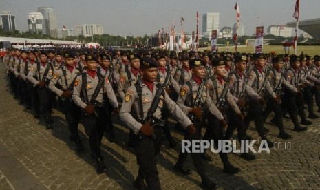 Sejumlah anggota kepolisian usai mengikuti upacara puncak perayaan HUT ke-73 Bhayangkara di Monas, Jakarta, Rabu (10/7).