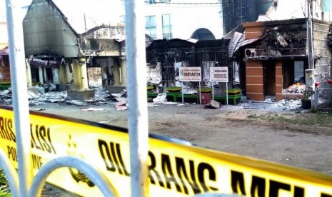 Kondisi gedung DPRD Papua Barat yang terbakar pascakerusuhan di Manokwari, Papua Barat, Senin (19/02/2019).