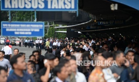 Selasar Ambruk. Ratusan karyawan keluar dari gedung pascaambruknya selasar di Tower II BEI, Jakarta, Senin (15/1).