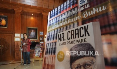 Penulis buku A Makmur Makka  memberikan sambutan dalam acara peluncuran buku Mr Crack dari Pare-Pare di perpustakaan Habibie dan Ainun, Jakarta, Selasa (13/2).