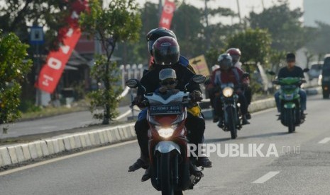 Pemudik sepeda motor melintasi Jalan Raya Pantura, Cirebon, Jawa Barat. Sehari sebelum larangan mudik kendaraan pelat luar kota banjiri pantura. Ilustrasi.