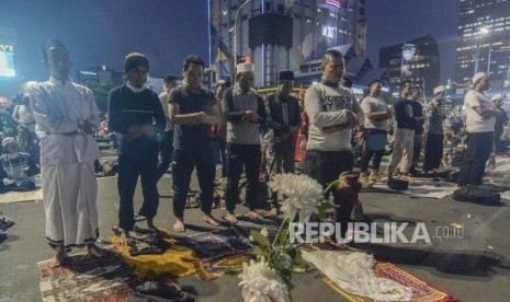 Aksi Gerakan Nasional Kedaulatan Rakyat. Sejumlah peserta aksi Gerakan Nasional Kedaulatan Rakyat  melakukan sholat maghrib di depan Gedung Bawaslu, Jakarta Pusat, Selasa (21/5).