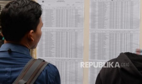 Pemilih melihat daftar DPT saat simulasi pemungutan suara (ilustrasi) 