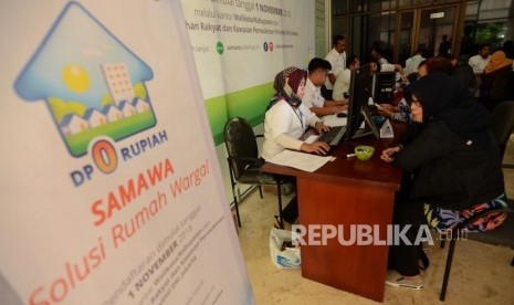 Sejumlah petugas melayani warga saat pendaftaran Program Rumah DP 0 Rupiah atau Solusi Rumah Warga (Samawa) di Kantor Walikota Jakarta Selatan, Kamis (1/11).