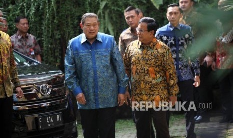 Ketua Umum Partai Gerindra Prabowo Subianto (kanan) berbincang dengan Ketua Umum Partai Demokrat Susilo Bambang Yudhoyono (kiri) saat tiba di kediaman Prabowo, Jalan Kertanegara, Kebayoran Baru, Jakarta, Senin (30/7).