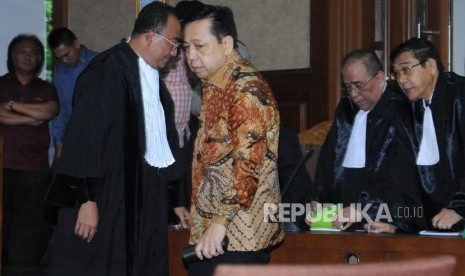 Terdakwa kasus tindak pidana korupsi KTP Elektronik Setya Novanto usai berdiskusi dengan penasehat hukum saat menjalani persidangan yang beragendakan pembacaan putusan di Pengadilan Tindak Pidana Korupsi (Tipikor), Jakarta, Selasa (24/4).