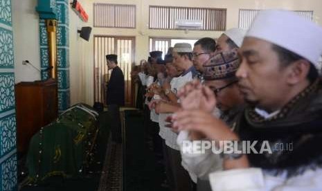 Sejumlah keluarga dan kerabat almarhum salah satu pendiri Partai Keadilan Sejahtera Yusuf Supendi melaksanakan shalat jenazah di Pekayon, Pasar Rebo, Jakarta Timur, Jumat (3/8).