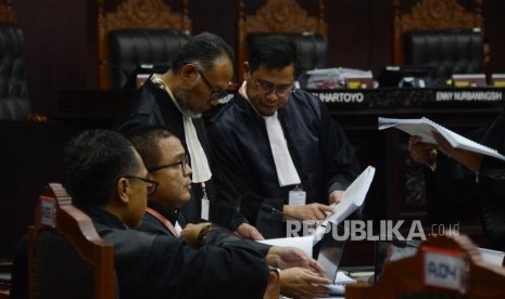 Kuasa Hukum Calon Presiden dan Wakil Presiden nomor urut 02 selaku pemohon Bambang Widjojanto bersama tim kuasa hukum berdiskusi saat mengikuti sidang perdana Perselisihan Hasil Pemilihan Umum (PHPU) Pilpres 2019 di Gedung Mahkamah Konstitusi, Jakarta, Jumat (14/6).