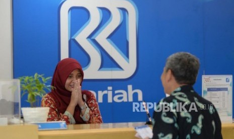 Rencana IPO BRI Syariah. Petugas melayani transaksi nasabah di kantor layanan BRI Syariah, Jakarta, Jumat (6/4).