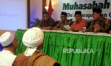 Bendahara PBNU Bina Suhendra bersama Ketua PBNU Bidang Hukum Robikin Emhaz, Ketua Umum PBNU Said Aqil Siroj dan Sekjen PBNU Helmy Faishal Zaini saat melakukan konferensi pers di Kantor PBNU, Jakarta, Rabu (3/1).