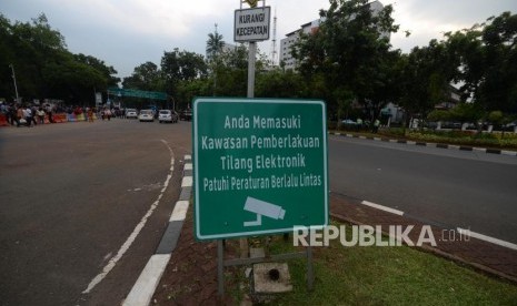 Papan Informasi kawasan tilang elektonrik di jalan persimpangan jalan Merdeka Barat, Jakarta, Rabu (31/10).