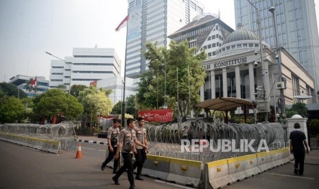 Petugas kepolisian berada di depan Gedung Mahkamah Konstitusi, Jakarta, Senin (24/6).