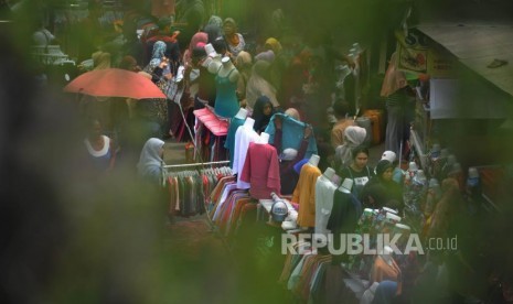 Pedagang Kaki Lima. Pedagang  nekat  berjaulan menggunakan trotoar di sekitaran Jalan Jati Baru Raya kawasan Statsun Kereta Tanah Abang, Jakarta, Kamis (2/11).