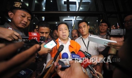 Ditahan. Ketua DPR RI Setya Novanto memberikan keterangan  di gedung KPK, Jakarta Selatan, mengenkan rompi tahanan, Senin (20/11).