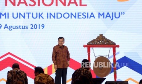 Wakil Presiden Jusuf Kalla bersiap membuka seminar nasional perekonomian di Jakarta, Jumat (9/8).