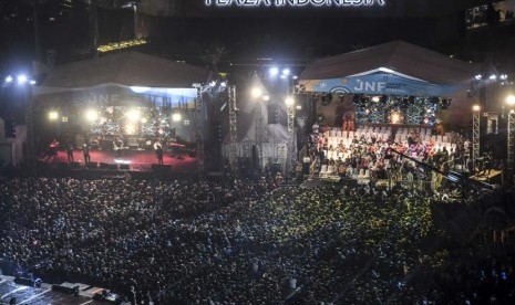 Warga memadati kawasan Bundaran Hotel Indonesia saat Jakarta Night Festival di Jakarta, Sabtu (22/6/2019).