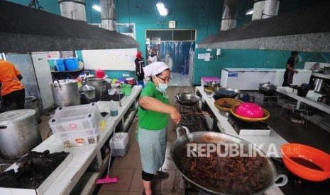 Sejumlah pekerja menyelesaikan pembuatan makanan untuk calon jamaah haji di Asrama Haji Bekasi, Bekasi, Jawa Barat, Ahad (22/7).