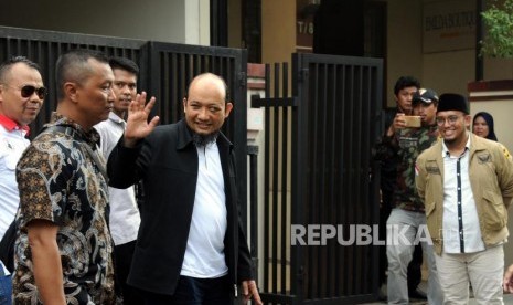 Penyidik Senior Komisi Pemberantasan Korupsi Novel Baswedan melambaikan tangan saat tiba di kediamannya di kawasan Kelapa Gading, Jakarta, Kamis (22/2).