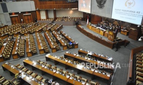 Sejumlah anggota dewan mengikuti Sidang Paripurna DPR di Kompleks Parlemen, Senayan, Jakarta, Kamis (7/12).