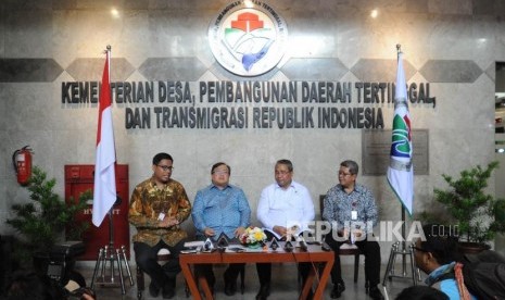 CEO Rumah Zakat Nur Efendi, Kepala Badan Perencanaan Pembangunan Nasional (Bappenas) Bambang PS Brodjonegoro,Menteri Desa, Pembangunan Daerah Tertinggal, dan Transmigrasi (Mendes PDTT) Eko Putro Sandjojo,  Deputi VII Kemenko PMK  I Nyoman Shuida (kiri ke kanan)  memberikan keterangan kepada media dalam acara Desa Berdaya Sharing Session di Operational Room, Kementrian Desa Pembangunan Daerah Tertinggal, dan Transmigrasi, Jakarta, Rabu (28/2).