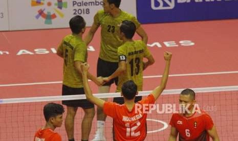 Tambahan Perak dari Sepak Takraw. Tim Sepak Takraw Indonesia bertanding melawan Malaysia pada final cabang Sepak Takraw nomor Regu Putra Asian Games 2018 di Komplek Olahraga Jakabaring, Palembang, Selasa (28/8).