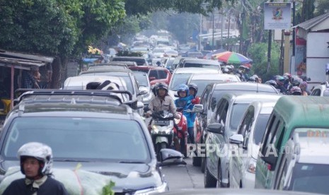 Kemacetan lalu lintas di Jalan Seskoau, Kecamatan Lembang, Kabupaten Bandung Barat, Jumat (7/6).