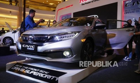 Peluncuran New Honda Civic dan New Honda Mobilio. Jurnalis mengabadikan New Honda Civic 1,5 Turbo (kanan) pada acara peluncurannya di Jakarta, Kamis (21/2).