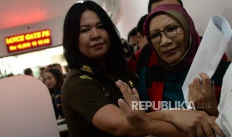 Terdakwa kasus dugaan penyebaran berita bohong atau hoaks Ratna Sarumpaet usai mengikuti sidang lanjutan di PN Jakarta Selatan, Jakarta, Selasa (12/3).