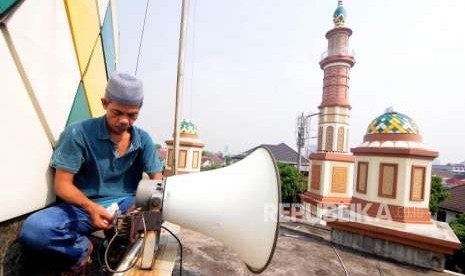 Petugas memperbaiki pengeras suara masjid di Masjid Al Hidayah, Tebet, Jakarta, Selasa (4/9).