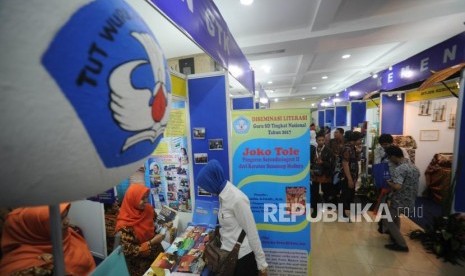 Padat. Pengujung pameran memadati hari pertama pembukaan pameran hari guru nasional 2017 di  Plaza Insan Berprestasi Kementrian Pendidikan dan Kebudayaan Republik Indonesia, Jumat (24/11).