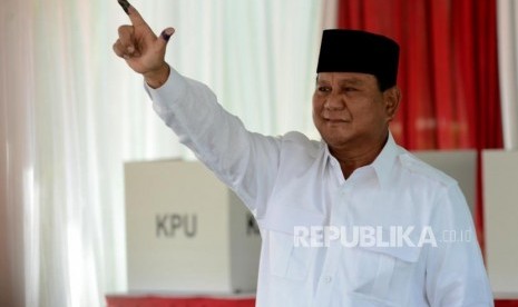 Calon Presiden Nomor Urut 02 Prabowo Subianto menunjukan jarinya yang telah dicelupkan tinta di TPS 041, Desa Bojong Koneng, Bogor, Jawa Barat, Rabu (17/4).